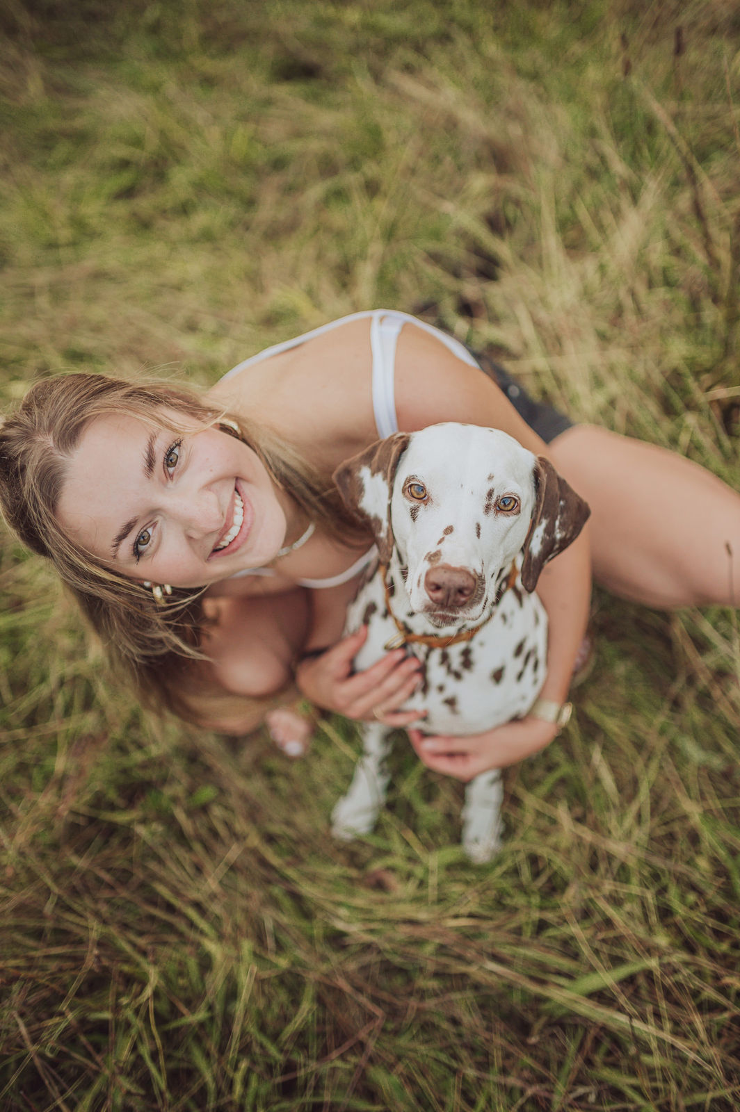 Pferdefotoshooting mit Hund – Celina, Banu & Onkel Fotoshooting am Stall – Hund liegt neben Pferd auf der Wiese