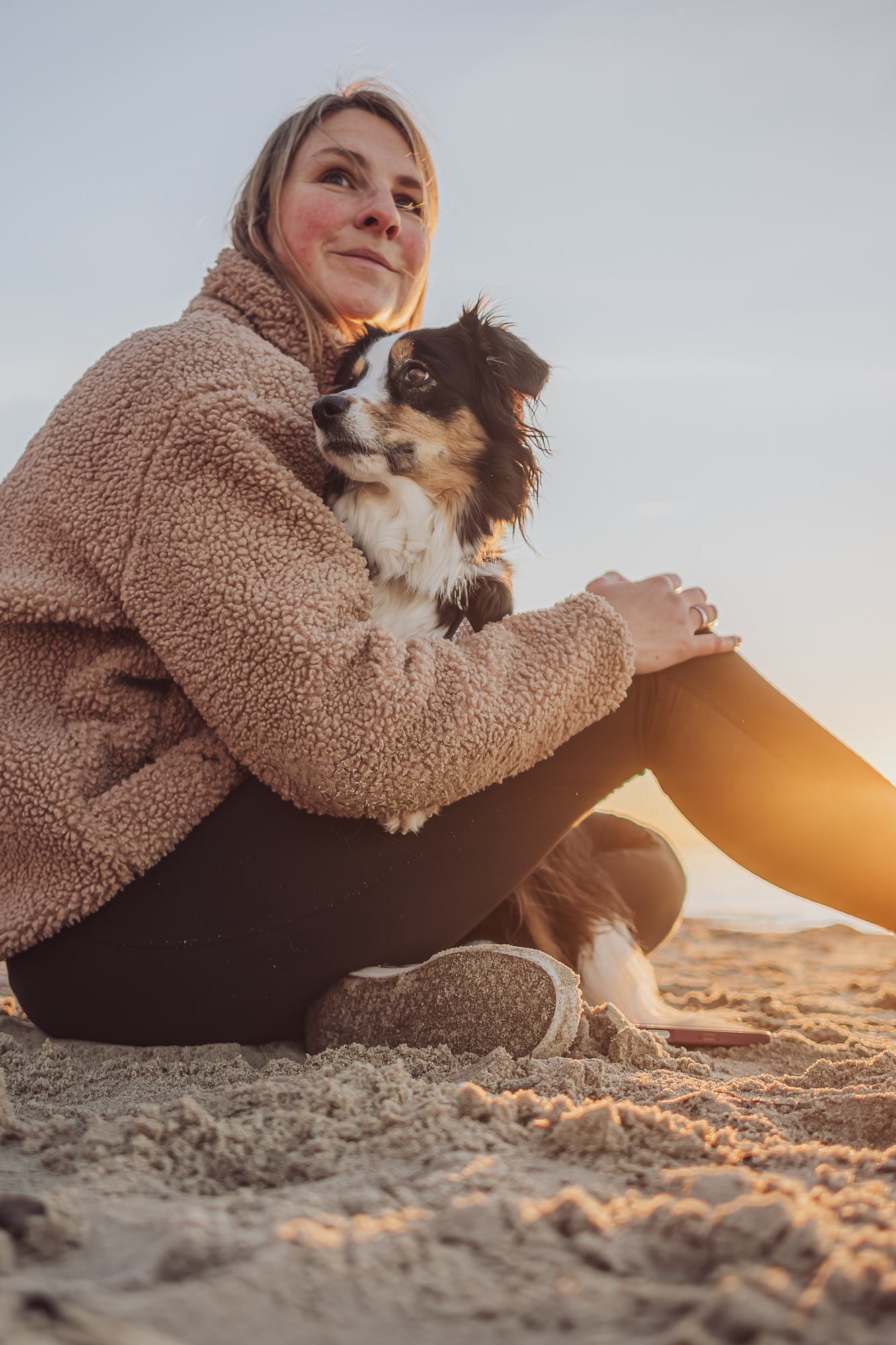 Hundefotografin Rike mit Mini Aussie Claire an der Ostsee