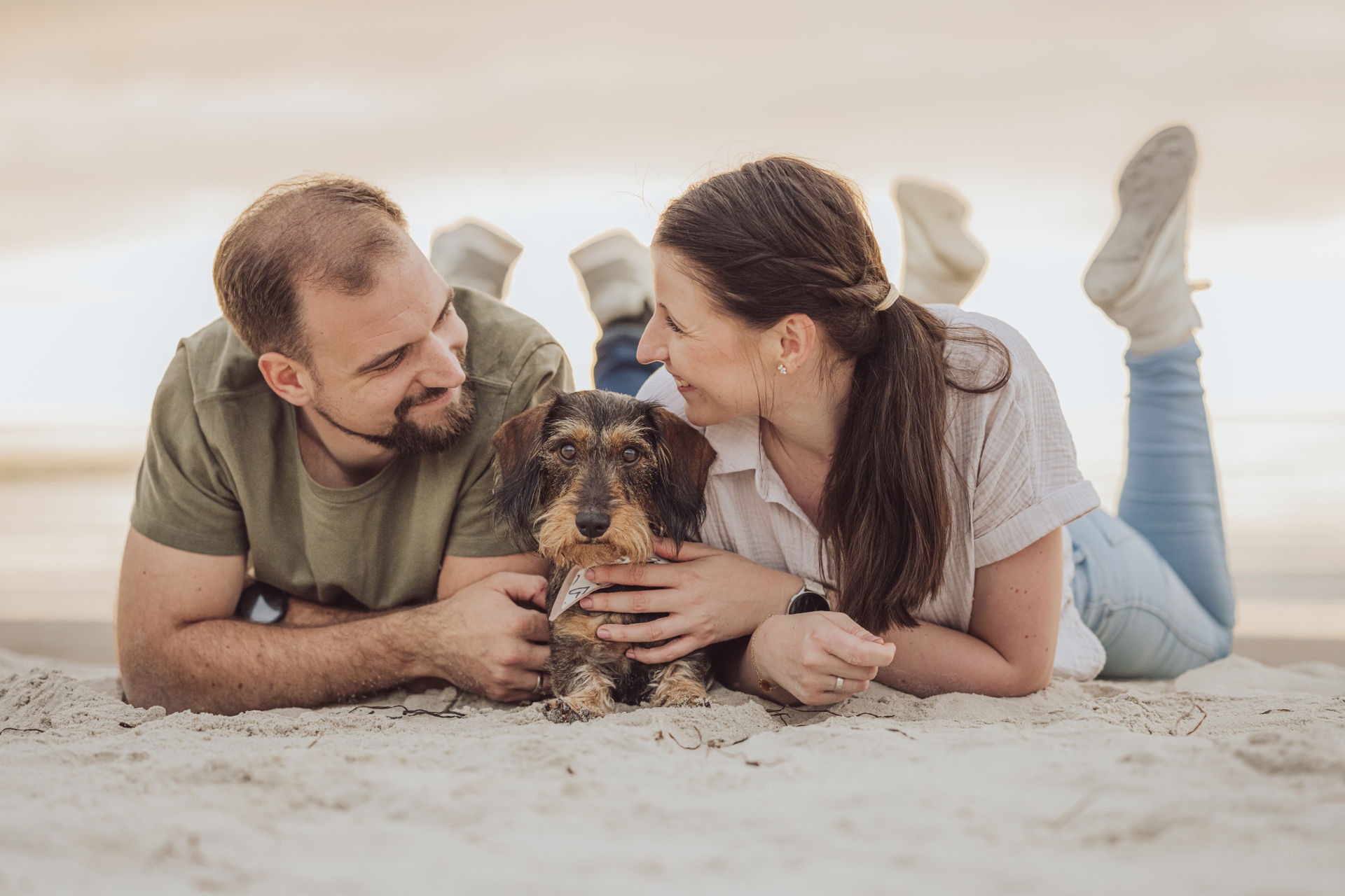 Rauhaardackel Brunhilde mit Paar beim Hundeshooting Ostseestrand Markgrafenheide Hundefotografin Rostock