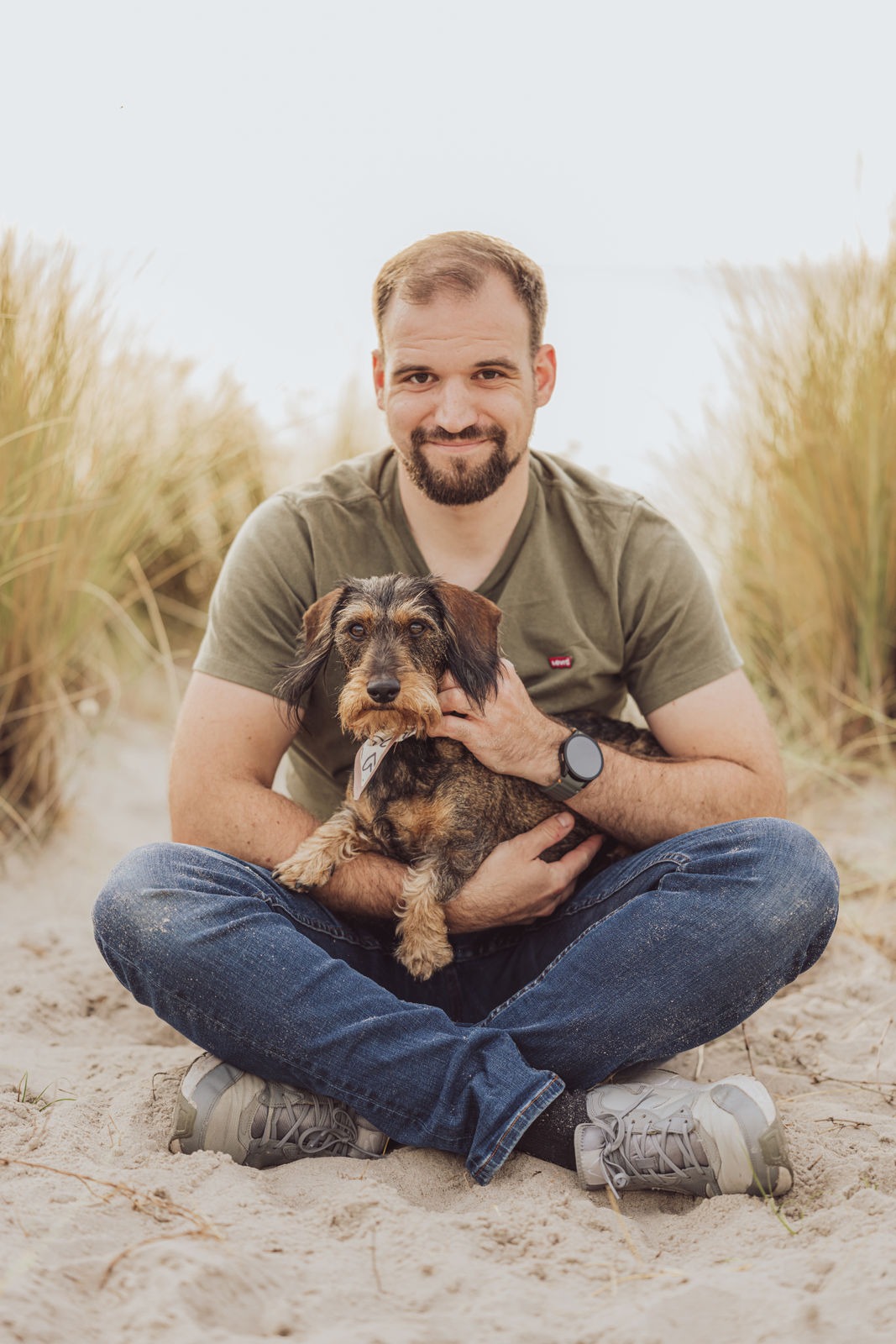 Rauhaardackel Portrait auf dem Arm beim Hundeshooting Markgrafenheide Hundefotografin Rostock