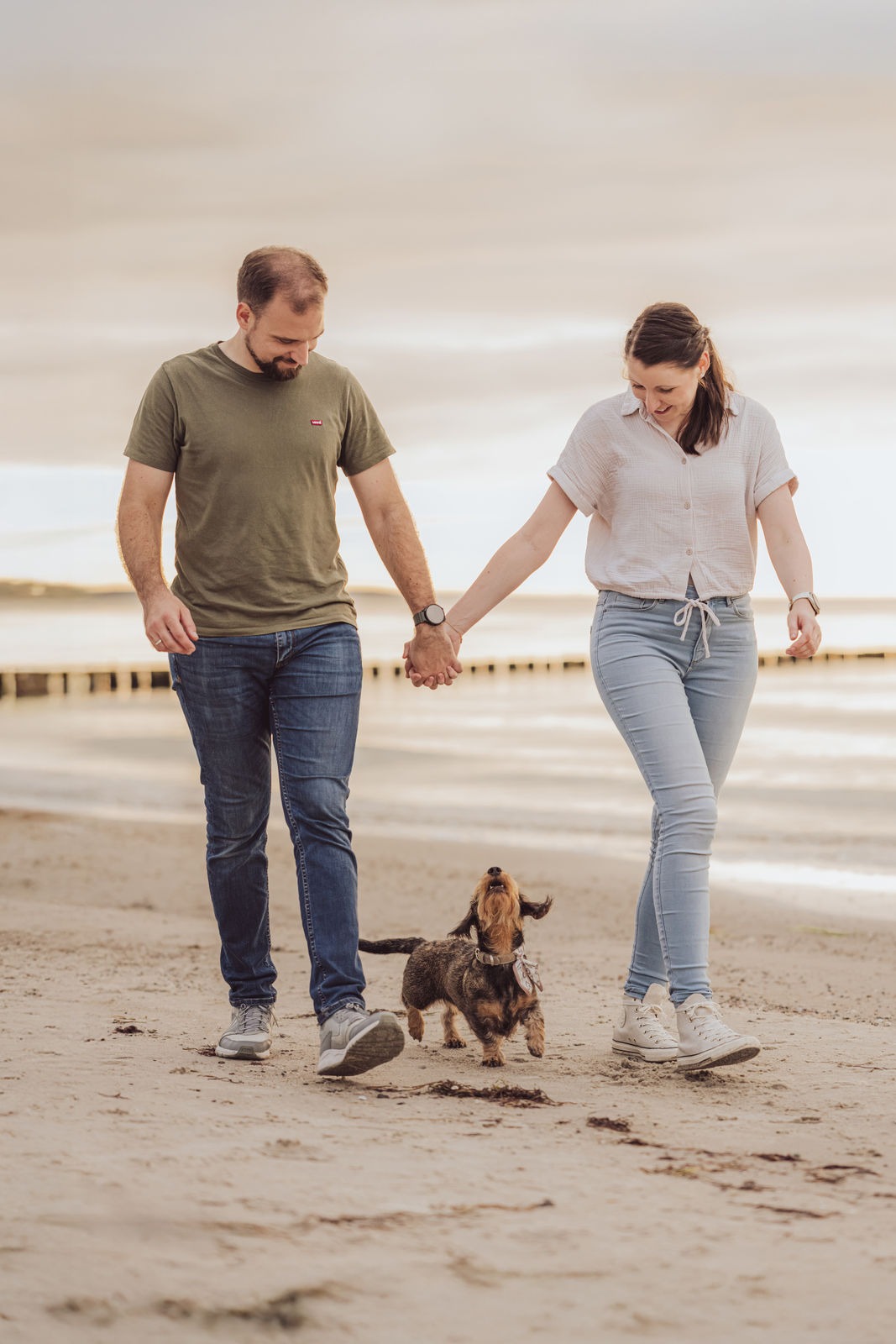 Paar mit Dackel beim Spaziergang Hundeshooting Ostseestrand Markgrafenheide Hundefotografin Rostock