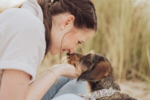 Rauhaardackel Brunhilde kuschelt mit Frauchen beim Hundeshooting Markgrafenheide Hundefotografin Rostock