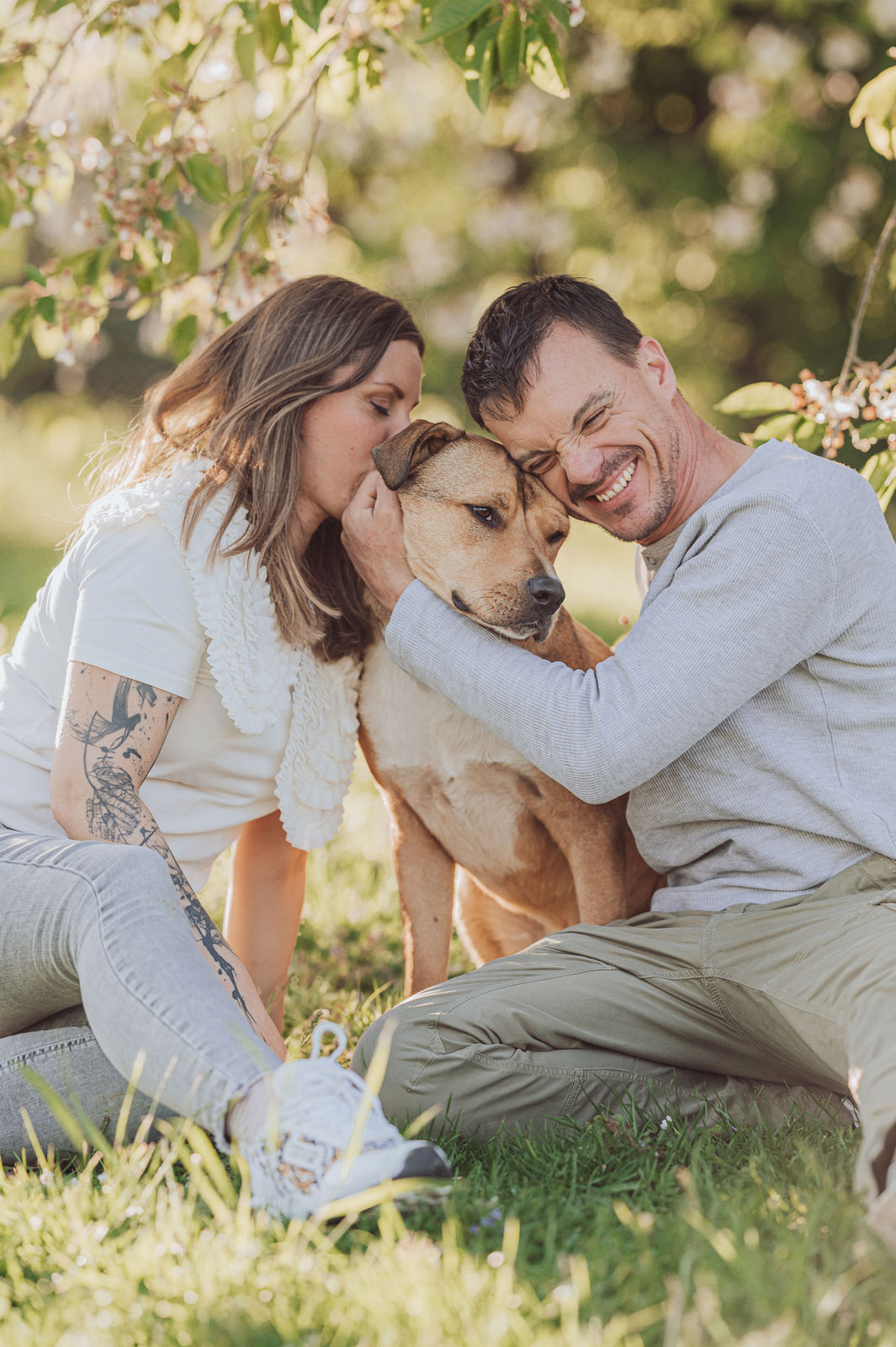 Paerchen mit Amstaff Bolek beide geben ihm Kuss beim Fotoshooting Frankfurt
