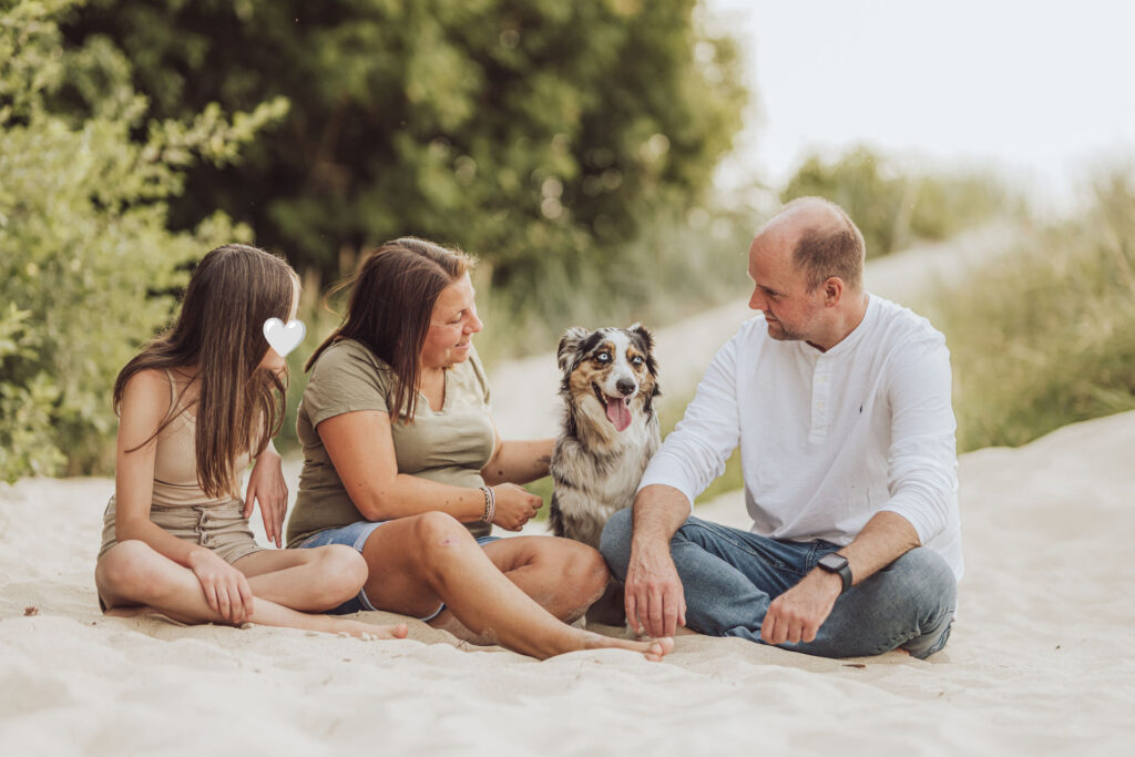 Familienfotoshooting mit Hund am Strand Familienfotoshooting Hund Australian Shepherd Ostsee Graal Mueritz 1