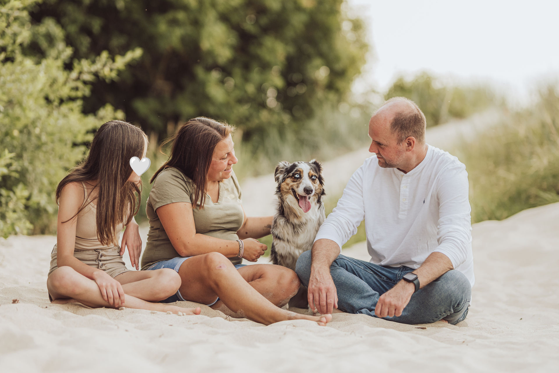 Familienfotoshooting-Hund-Australian-Shepherd-Ostsee-Graal-Müritz-1 Familie sitzt auf Sanddune Ostseestrand Graal-Mueritz Australian Shepherd Luna trocken