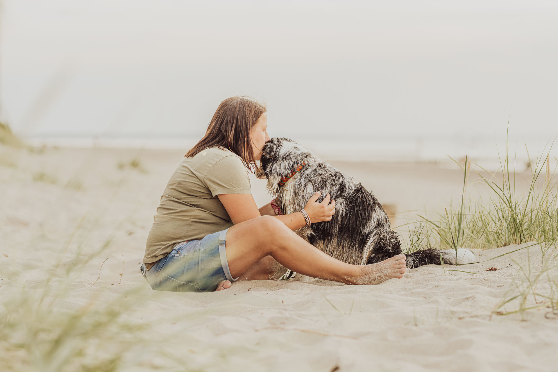 Familienfotoshooting mit Hund am Strand Antje kuesst nassen Australian Shepherd Luna Ostseestrand Graal-Mueritz Hundefoto