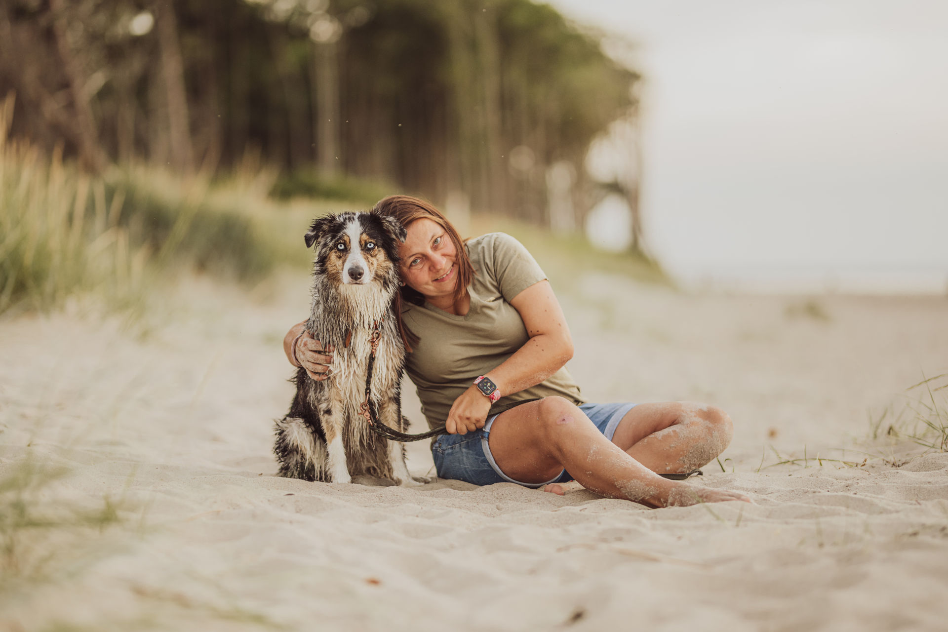 Familienfotoshooting mit Hund am Strand Antje sitzt mit nassem Australian Shepherd Luna Strandduene Graal-Mueritz Ostsee