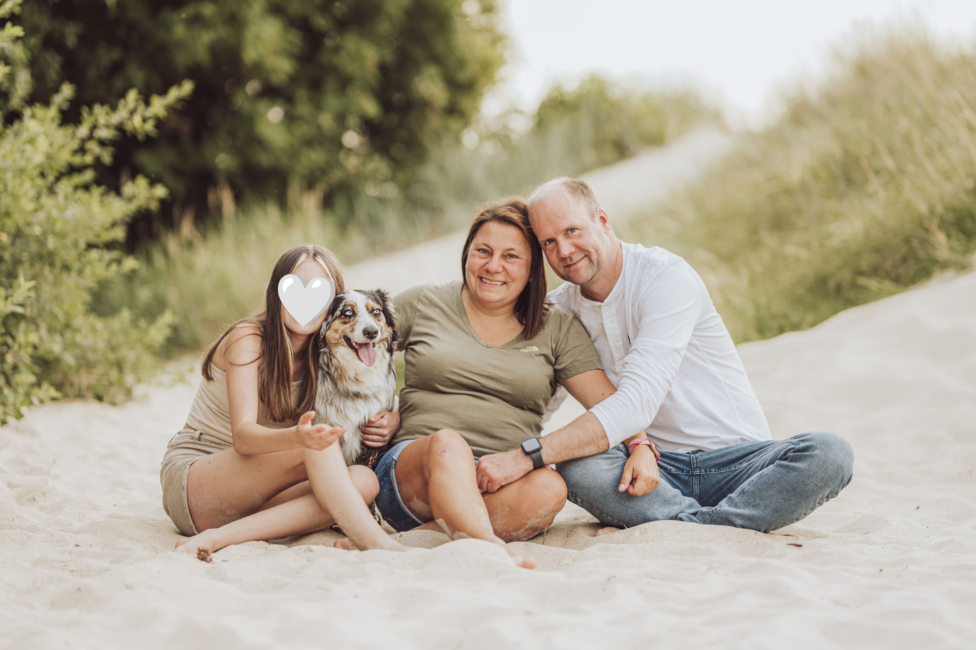 Familienfotoshooting mit Hund am Strand Familienfotoshooting Hund Ostsee Familie lacht Australian Shepherd Graal-Mueritz