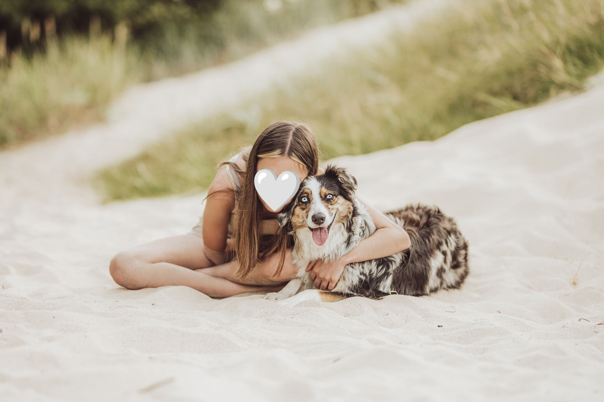 Familienfotoshooting mit Hund am Strand Maedchen liegt mit Australian Shepherd Luna Sandweg Ostseestrand Graal-Mueritz
